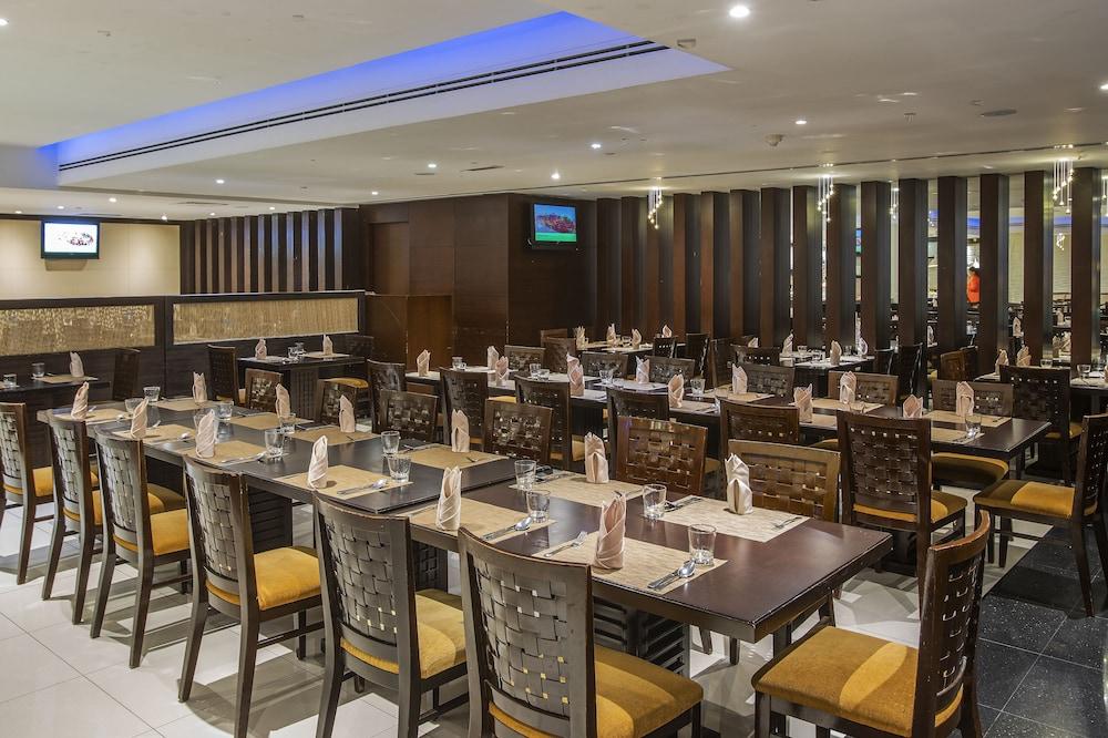 Asiana Hotel Dubaj Exteriér fotografie The interior of a typical buffet restaurant